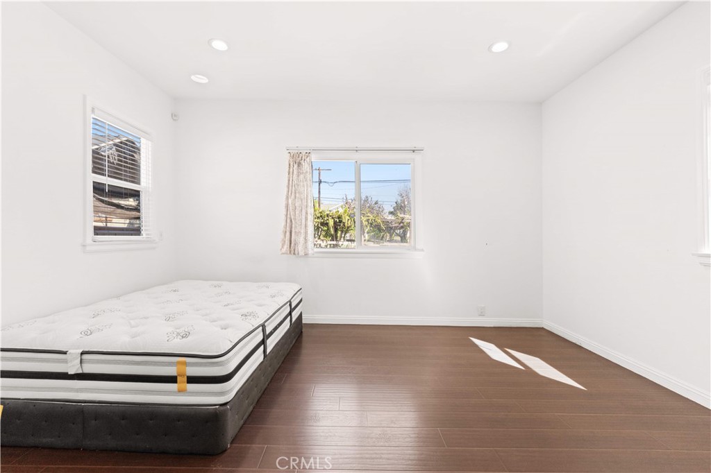 220 E Hellman