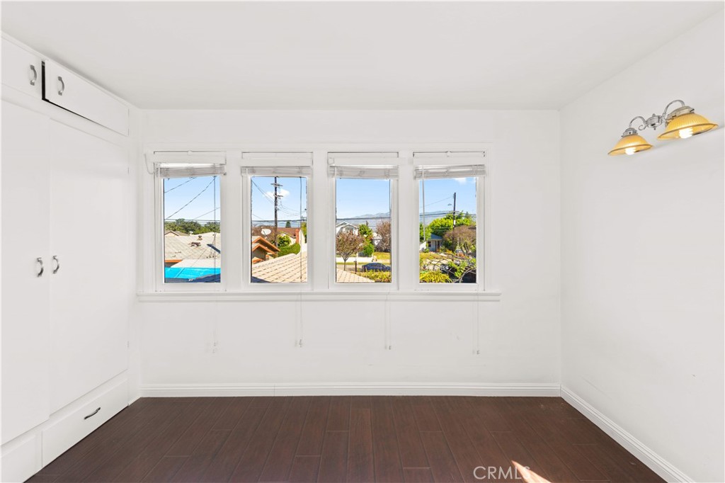 220 E Hellman