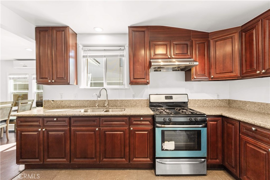 220 E Hellman