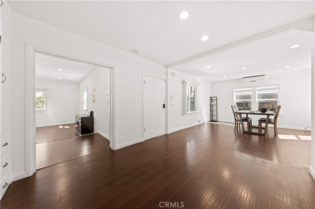 220 E Hellman