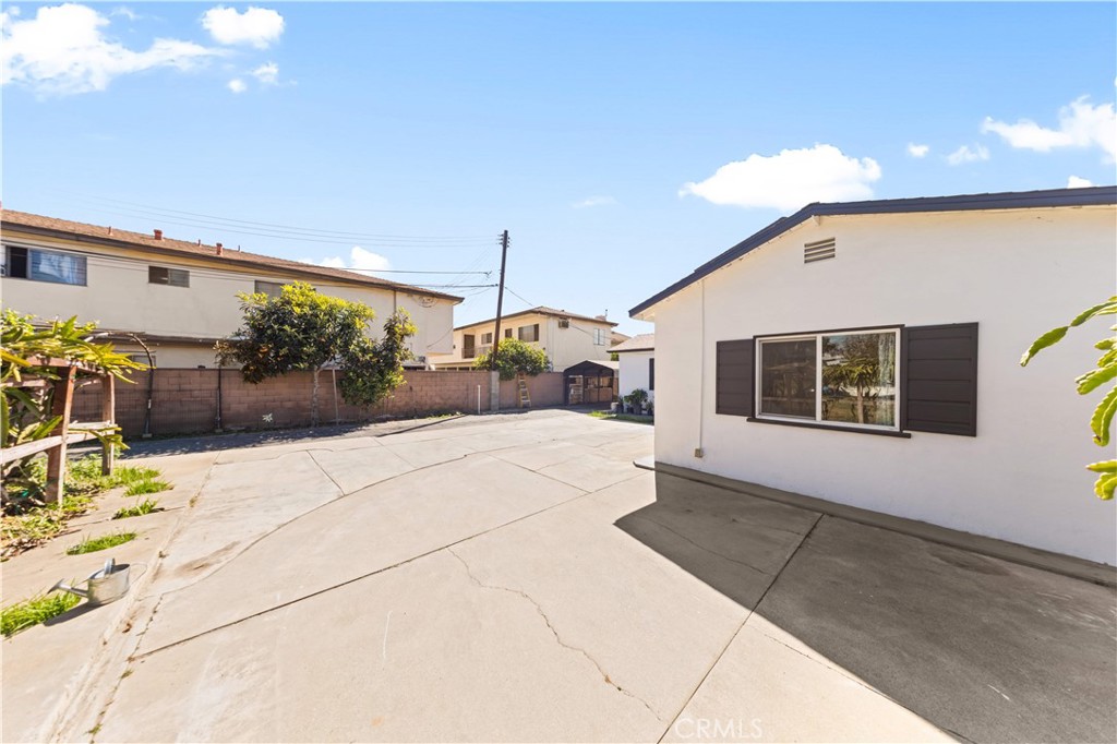220 E Hellman