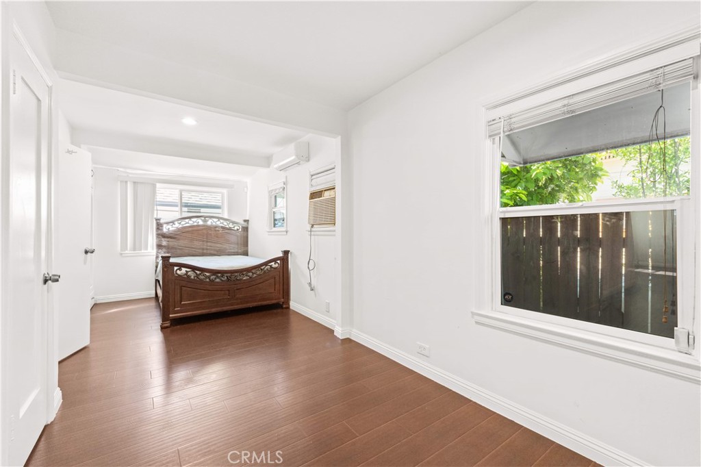 220 E Hellman