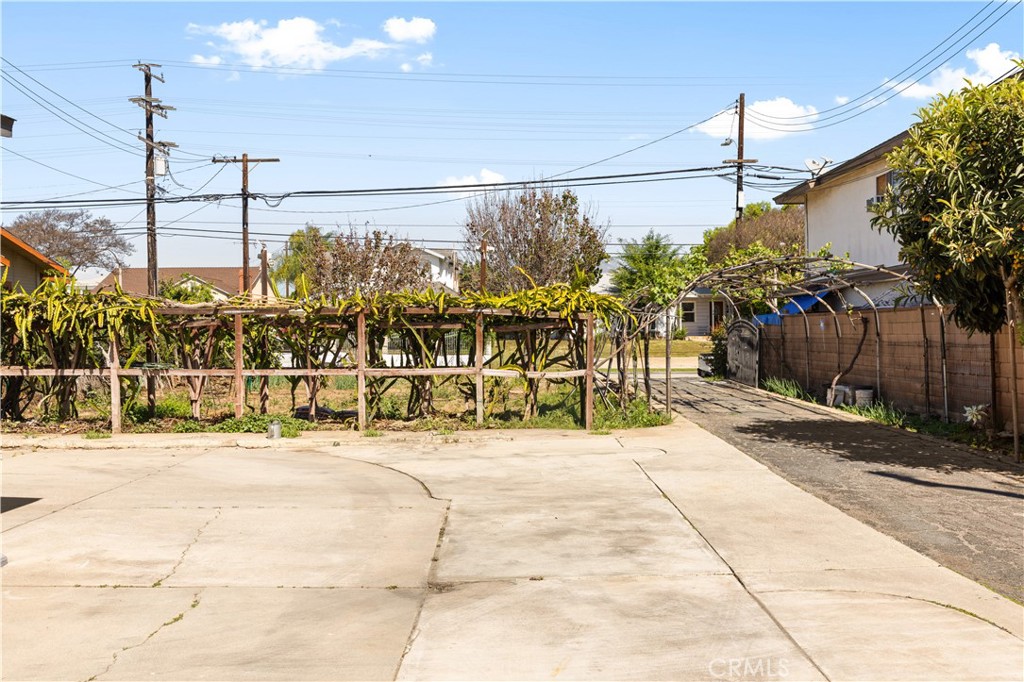 220 E Hellman