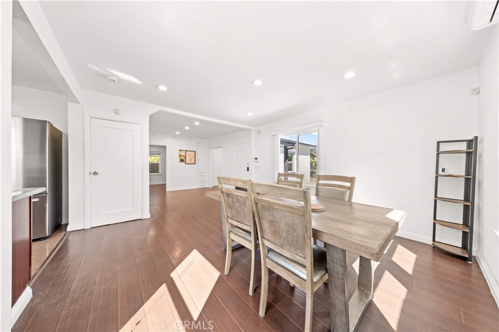 220 E Hellman