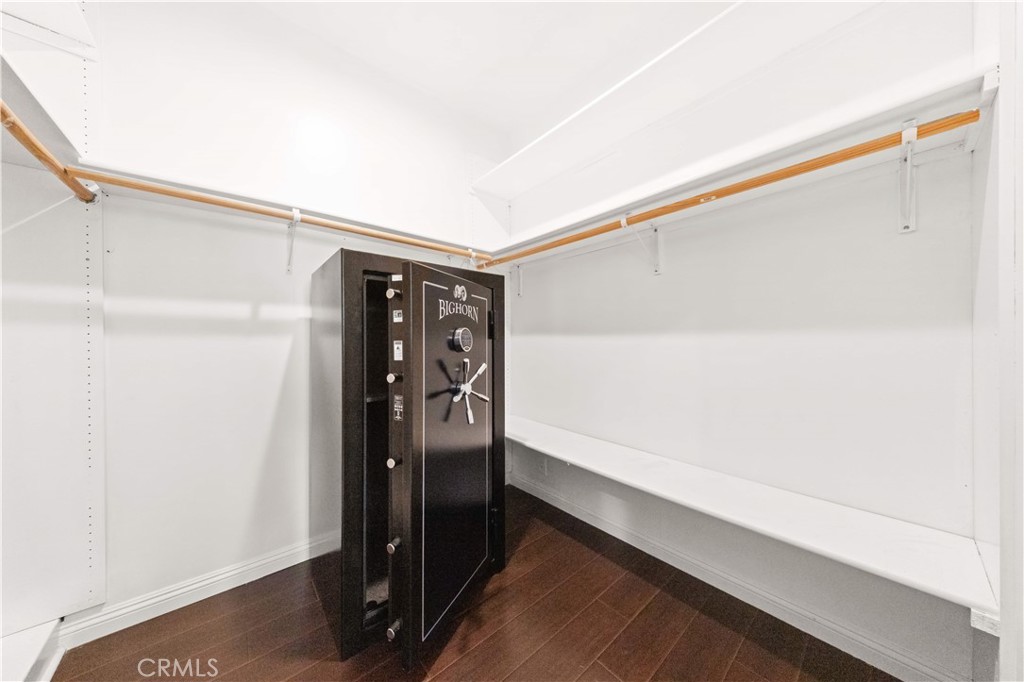 220 E Hellman