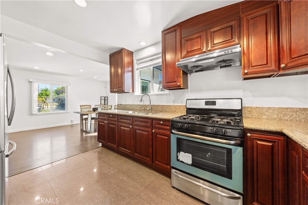 220 E Hellman