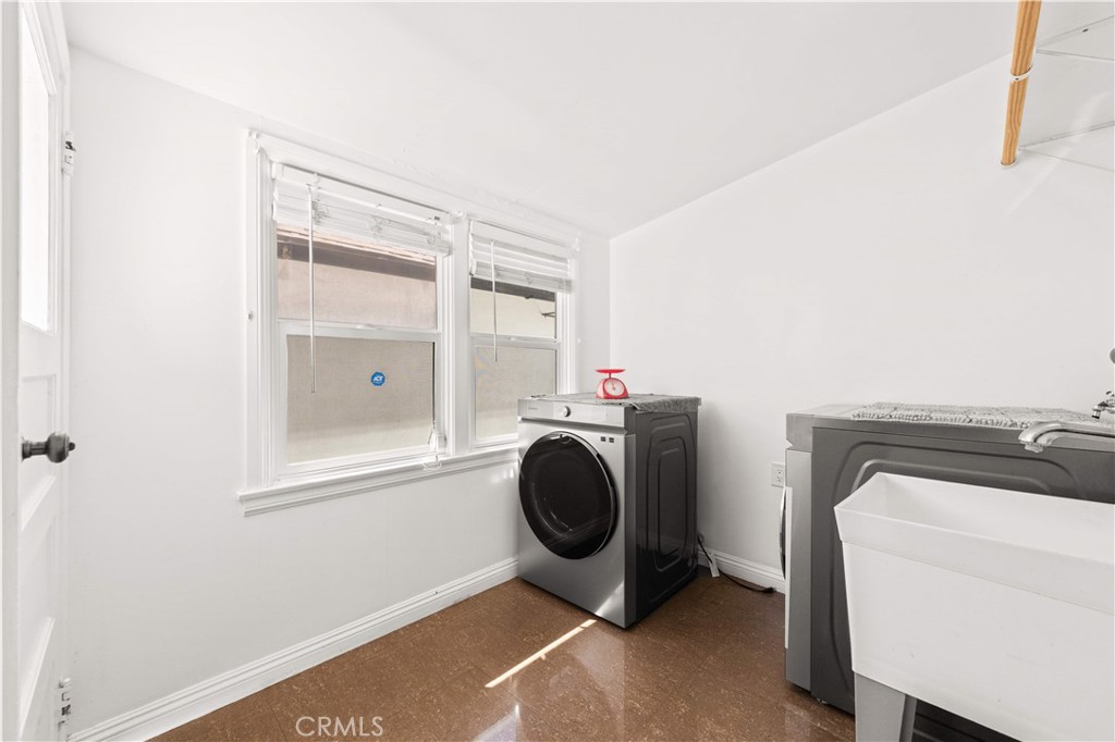 220 E Hellman