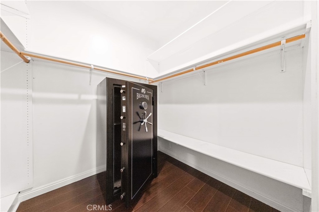 220 E Hellman