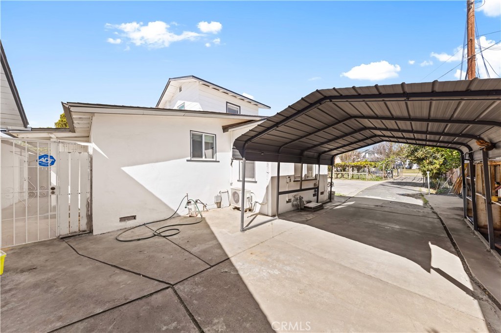 220 E Hellman