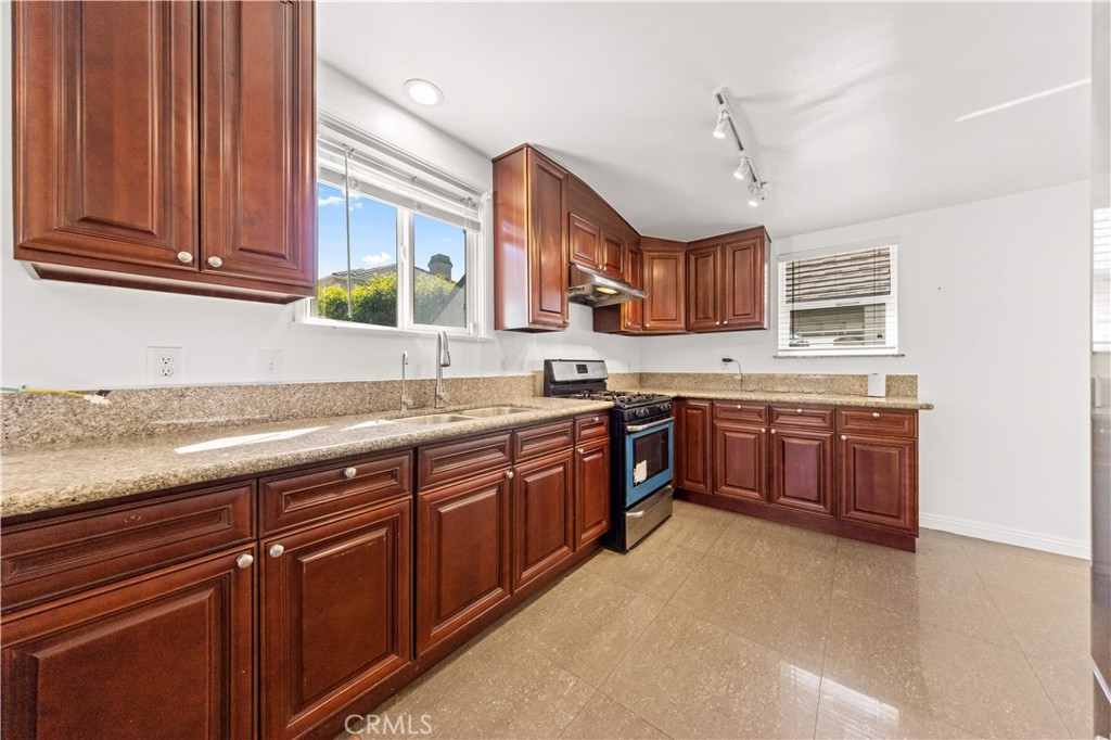 220 E Hellman