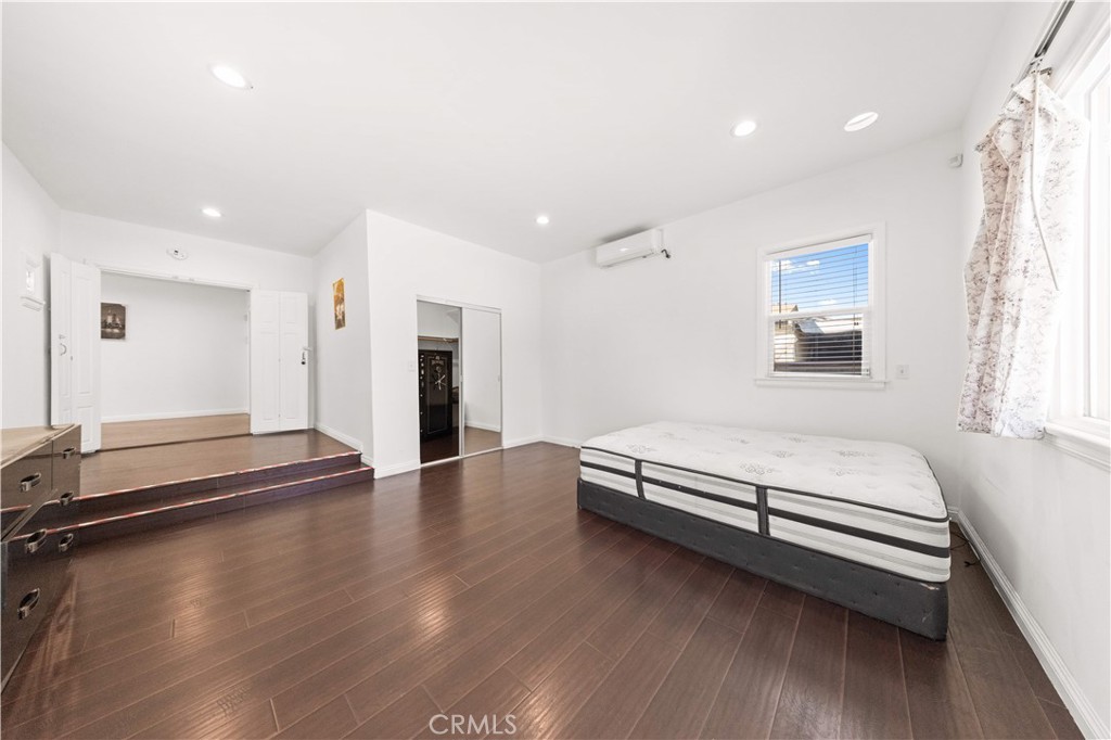 220 E Hellman