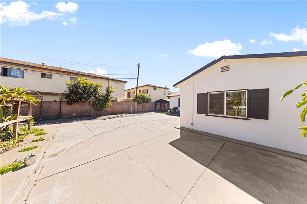 220 E Hellman