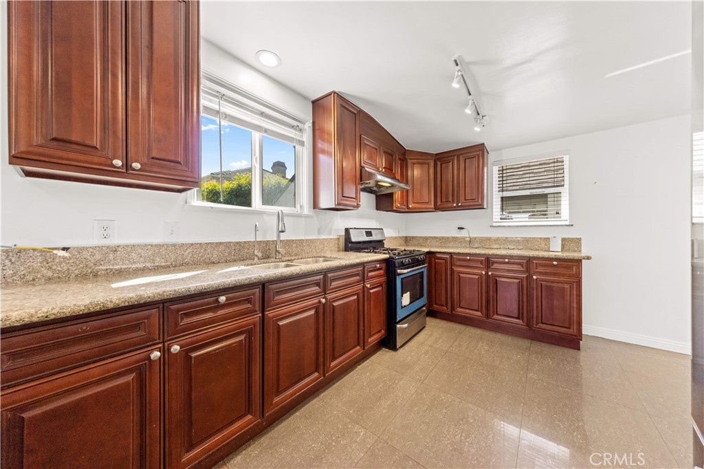 220 E Hellman