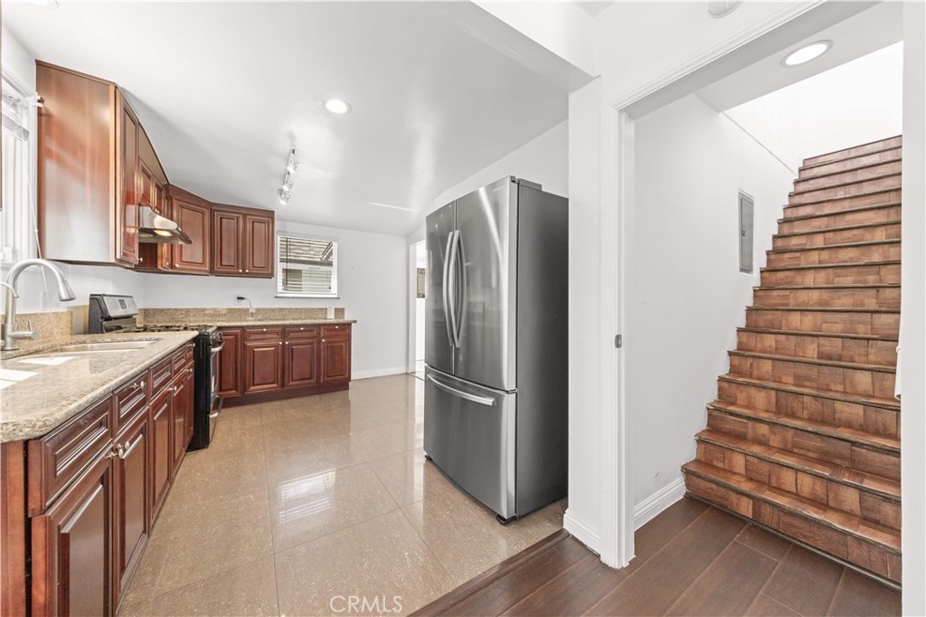 220 E Hellman