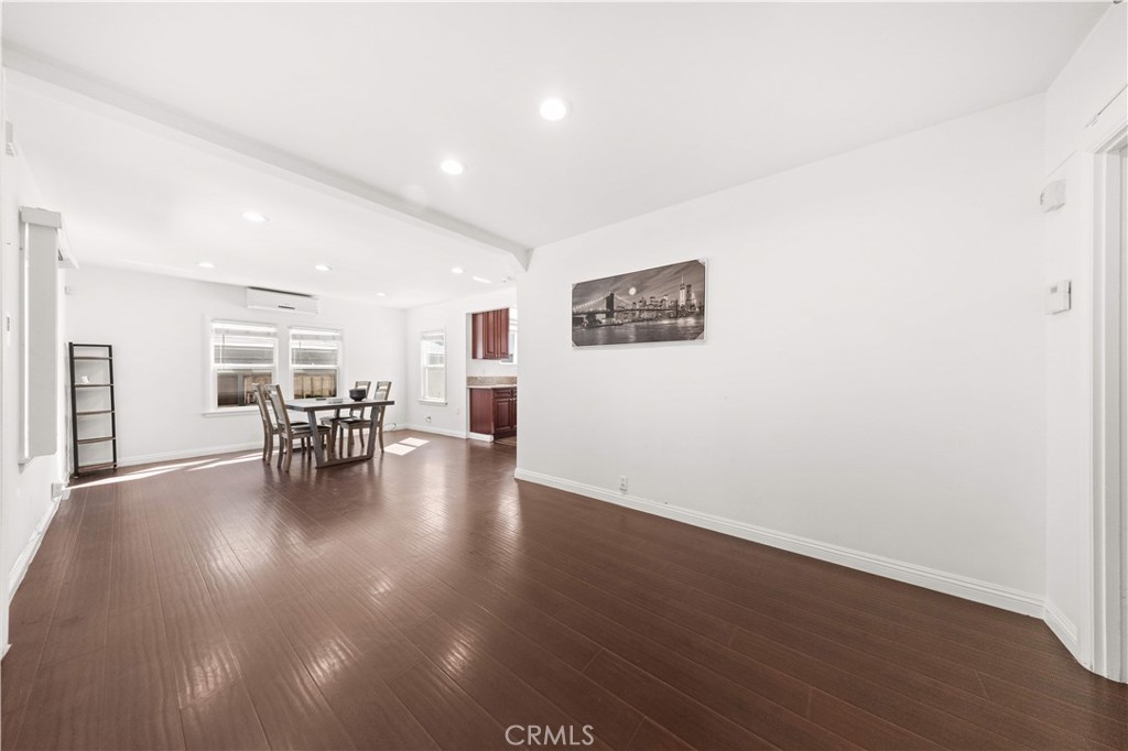 220 E Hellman