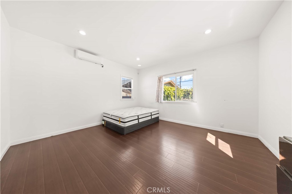 220 E Hellman