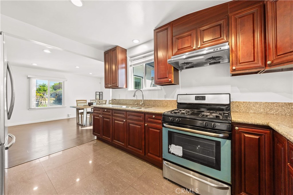 220 E Hellman