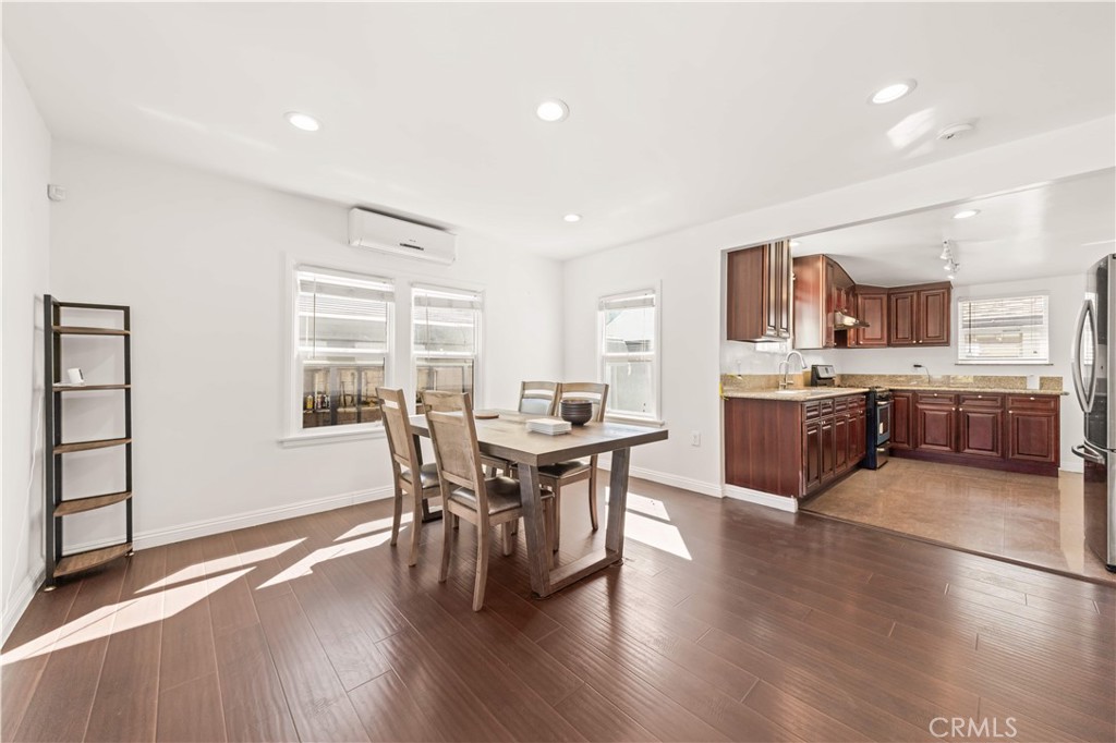 220 E Hellman