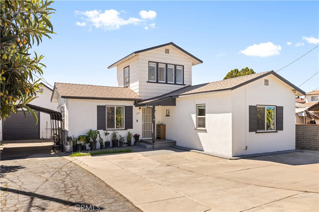 220 E Hellman