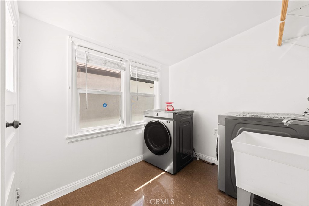 220 E Hellman