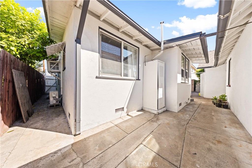 220 E Hellman