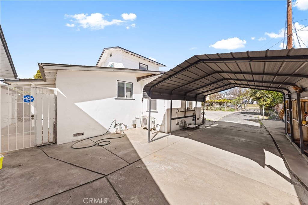 220 E Hellman