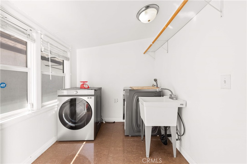 220 E Hellman