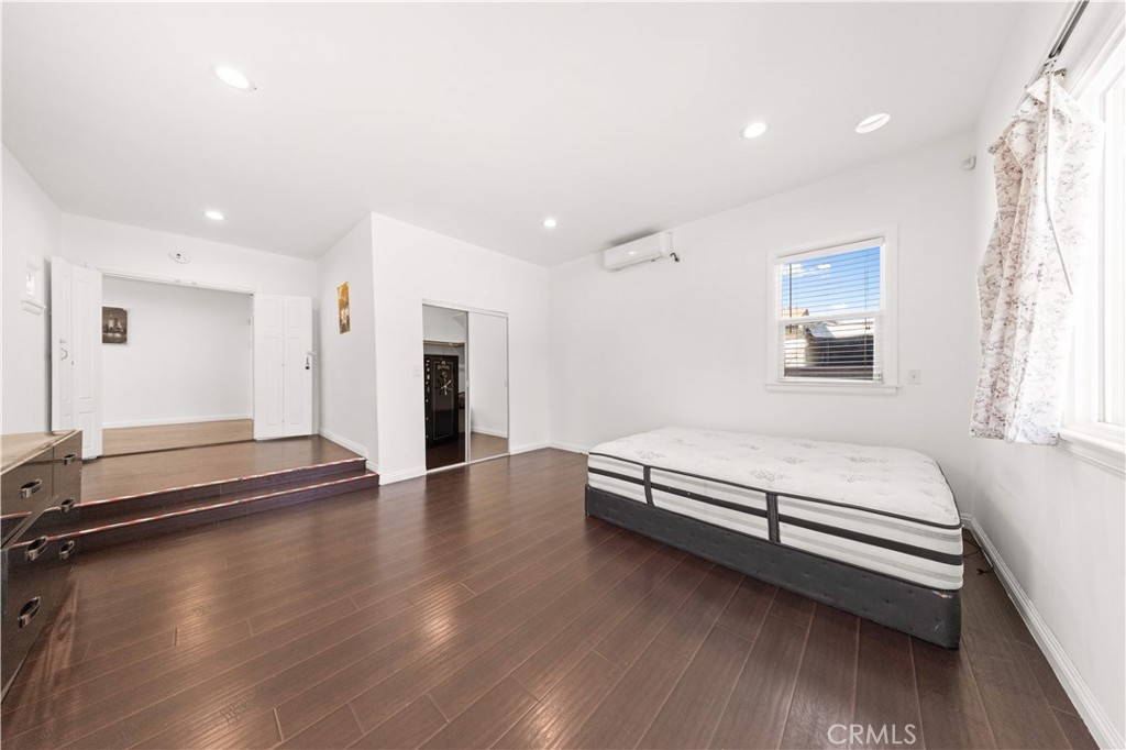 220 E Hellman