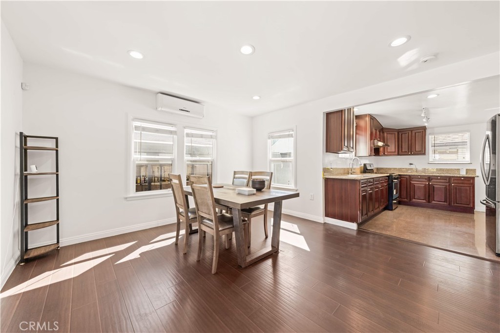 220 E Hellman
