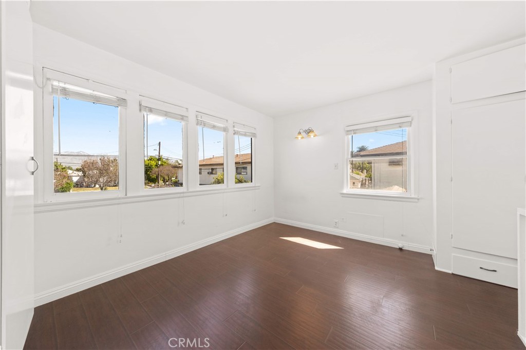 220 E Hellman