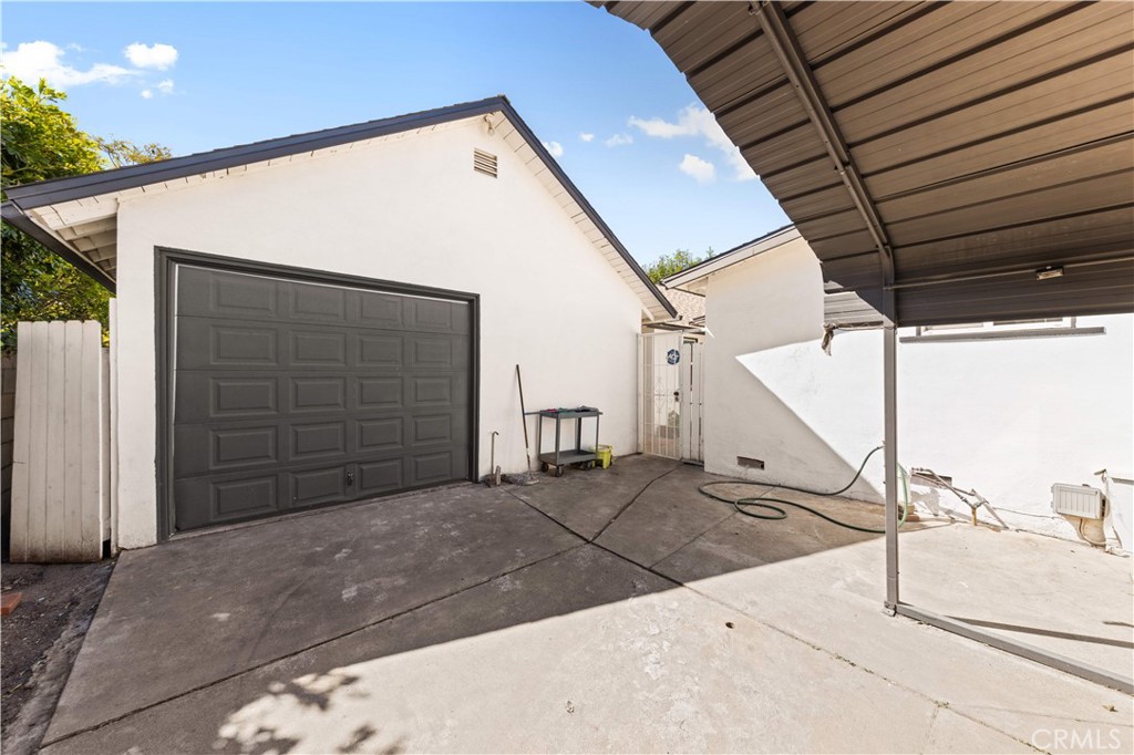 220 E Hellman