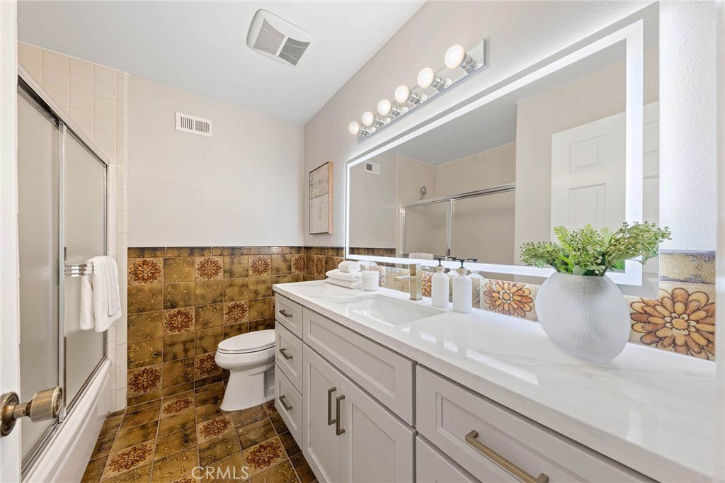3028 E Vermillion