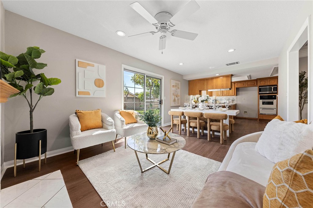 3028 E Vermillion