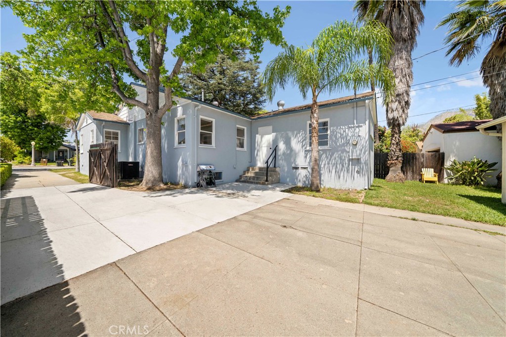 590 N DAISY AVE