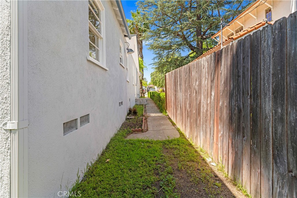 590 N DAISY AVE