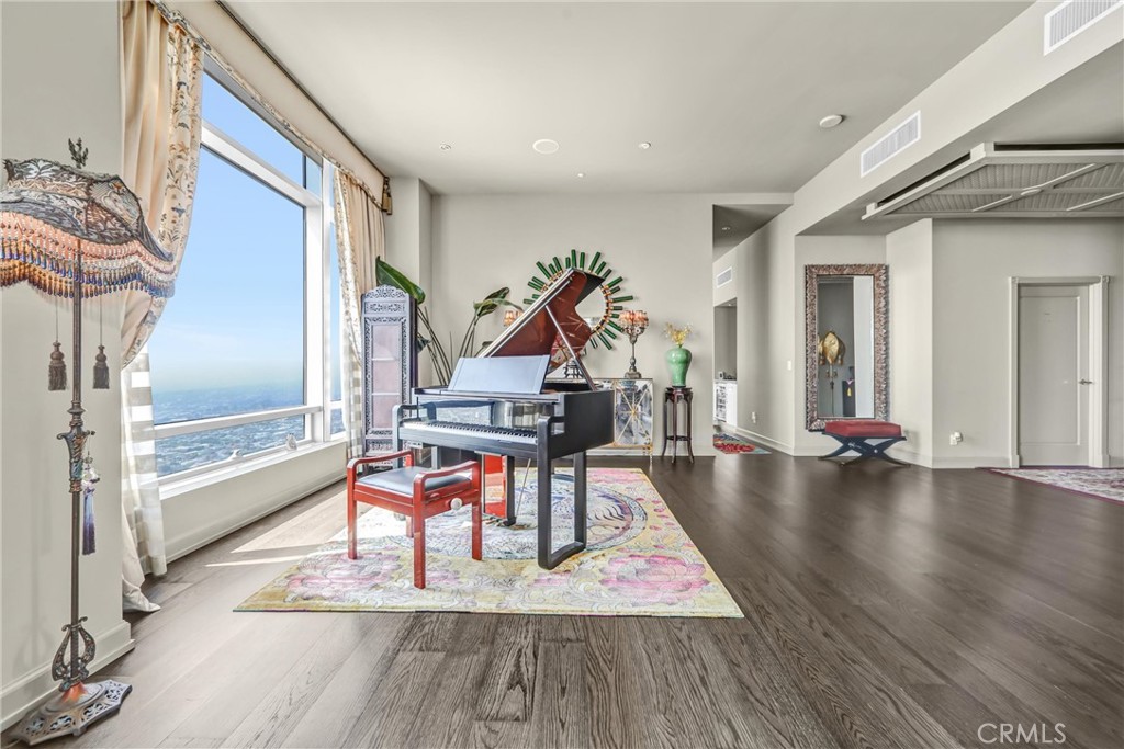 900 W Olympic Boulevard 50A