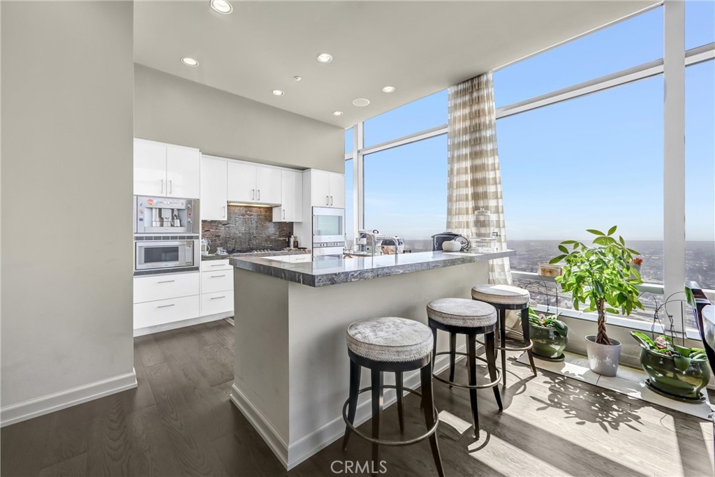 900 W Olympic Boulevard 50A