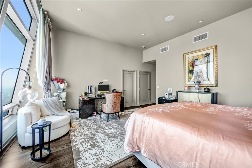 900 W Olympic Boulevard 50A