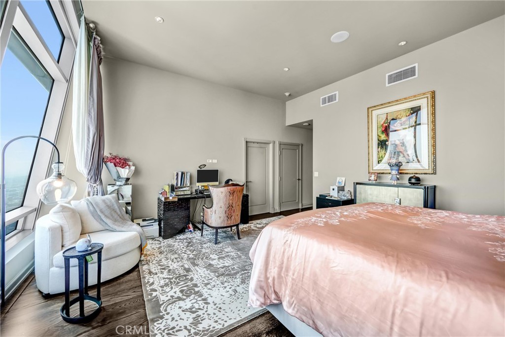 900 W Olympic Boulevard 50A