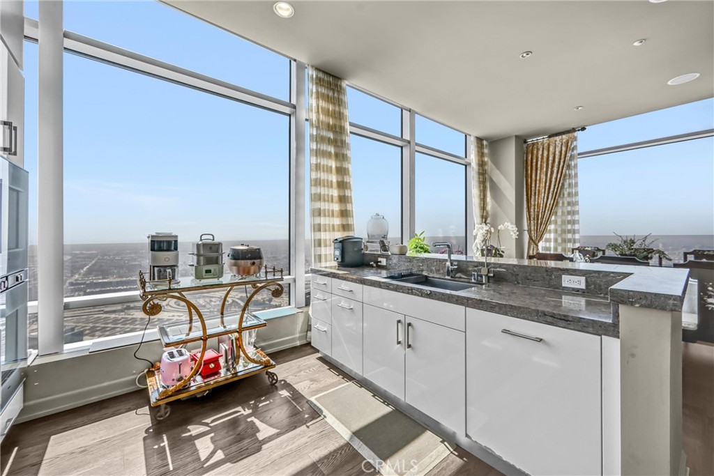 900 W Olympic Boulevard 50A