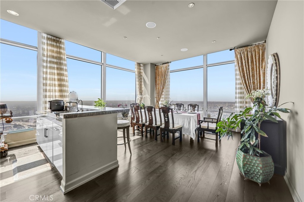 900 W Olympic Boulevard 50A