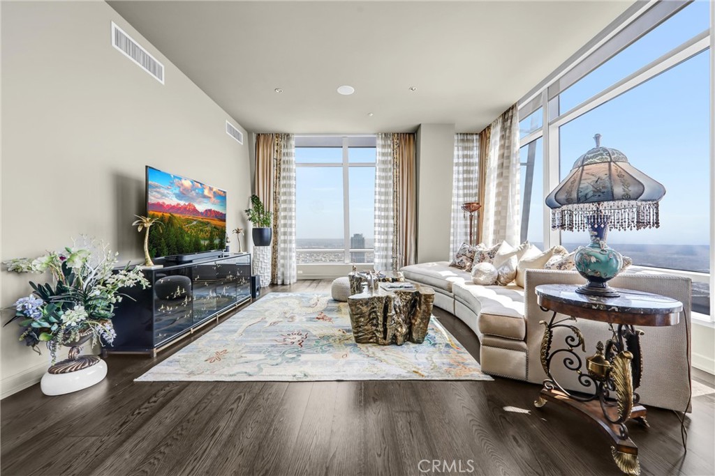 900 W Olympic Boulevard 50A