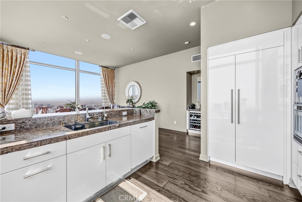 900 W Olympic Boulevard 50A