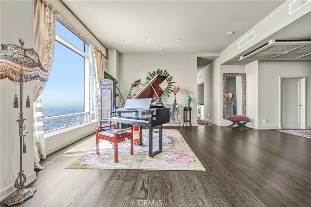 900 W Olympic Boulevard 50A