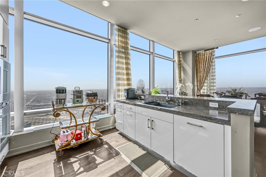 900 W Olympic Boulevard 50A