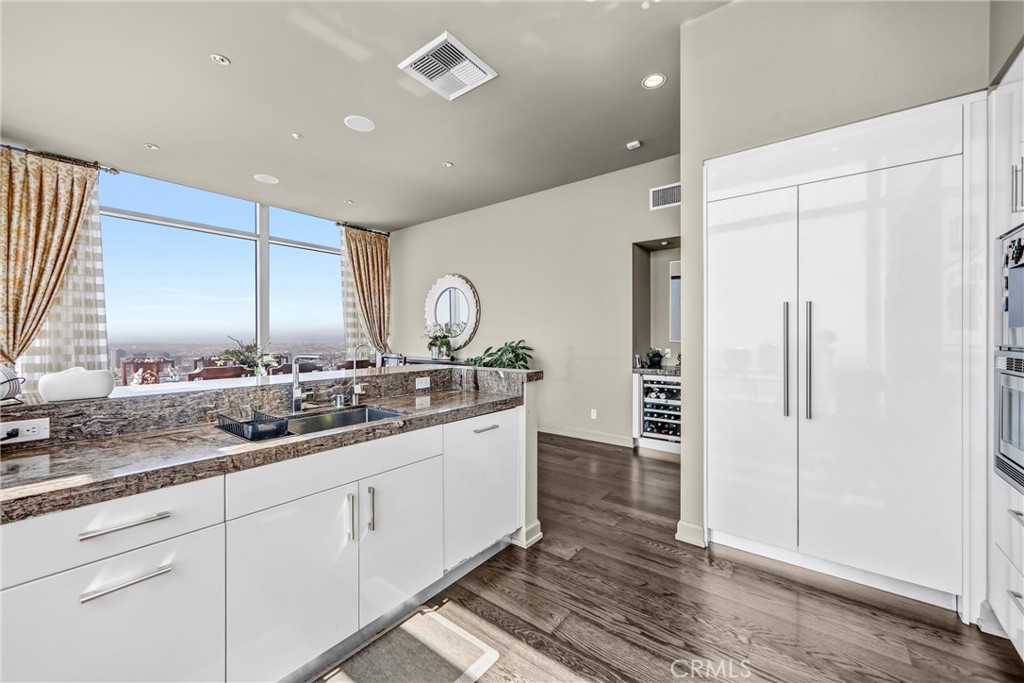 900 W Olympic Boulevard 50A