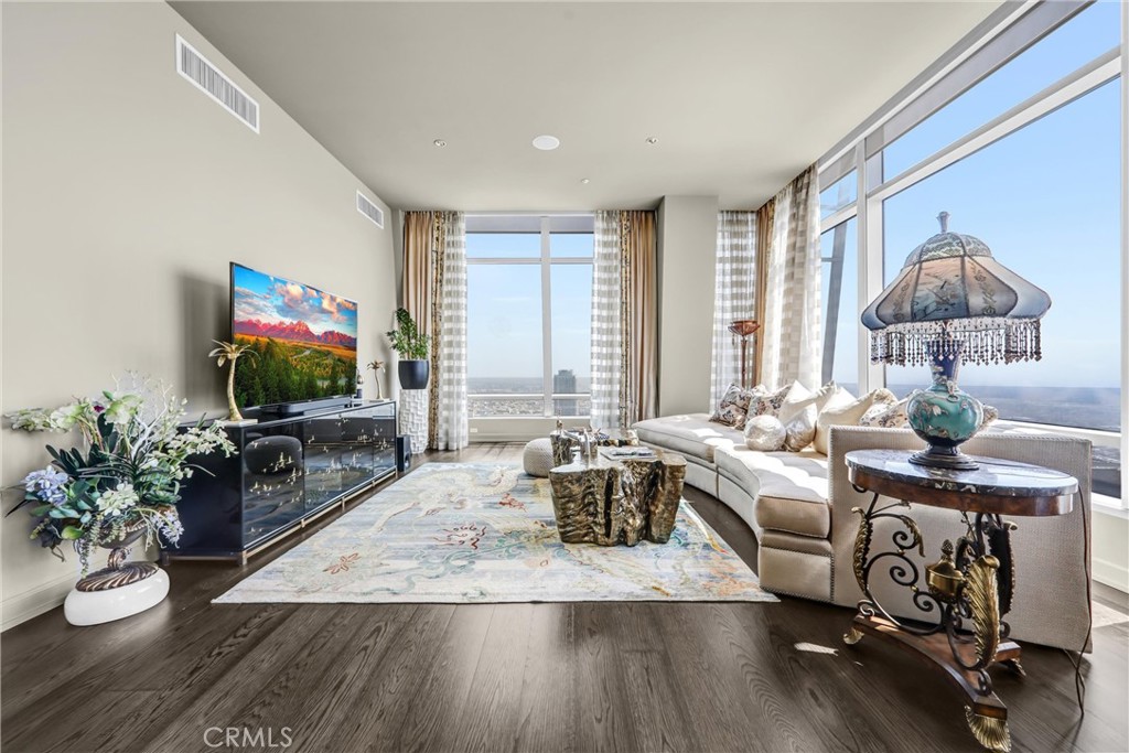 900 W Olympic Boulevard 50A