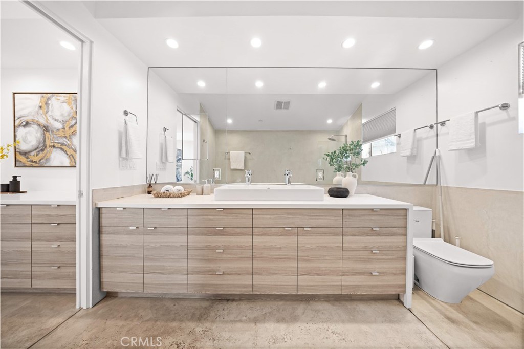 719 Venice Boulevard