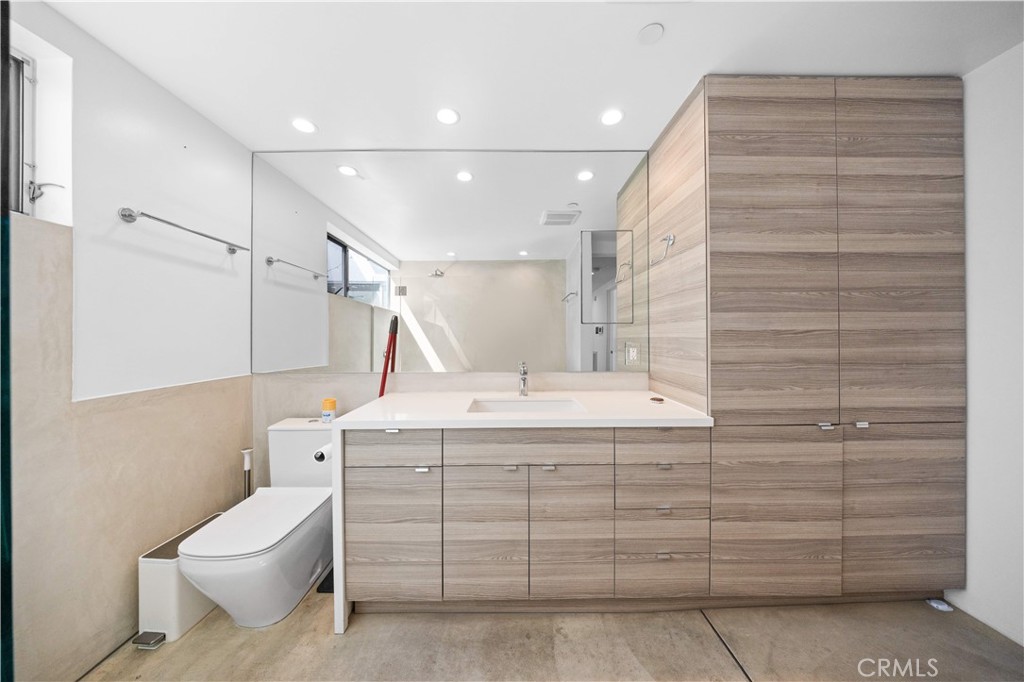 719 Venice Boulevard