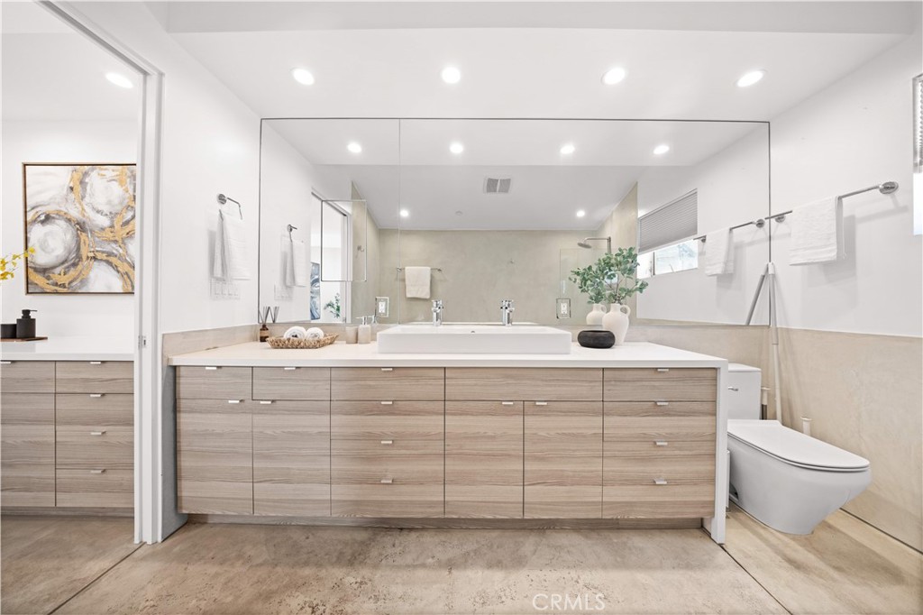 719 Venice Boulevard